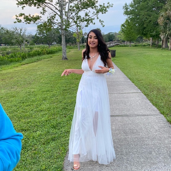 White prom/ event dress with slits, size small & worn 2 times - Picture 8 of 12